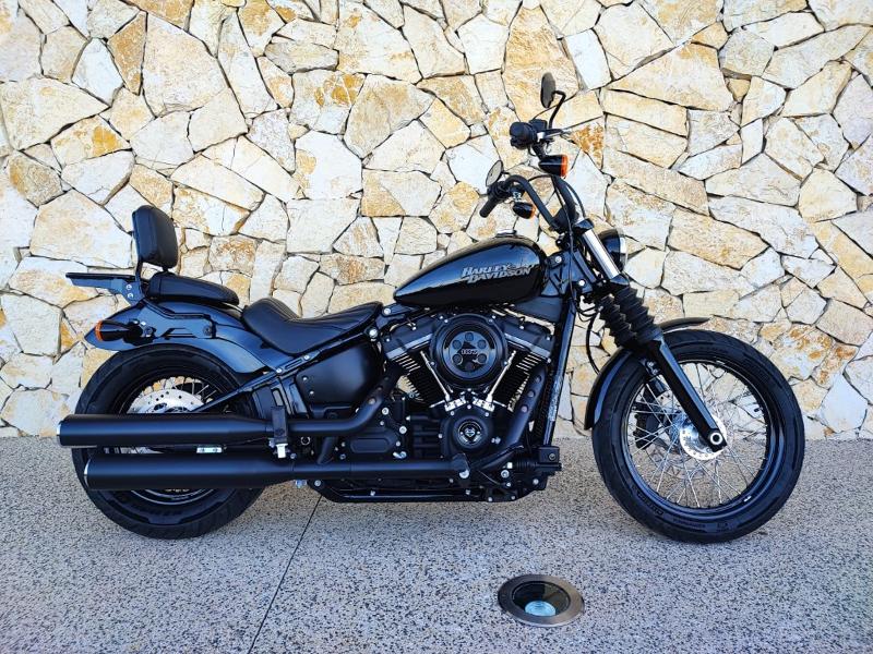 moto occasion HARLEY DAVIDSON Softail Street Bob 1745 Noir 2019 BRIDABLE A2